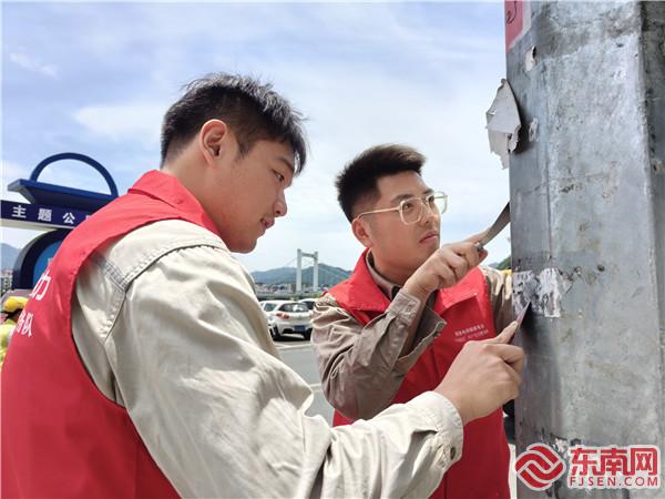 2023年5月15日，國網(wǎng)將樂縣供電公司黨員服務(wù)隊(duì)正清理電力設(shè)施“牛皮癬”（作者：吳小云）.jpg