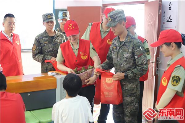 1.武警官兵聯合一眾志愿者到三元區長安小學特教班開展“迎六一關愛特殊兒童”慰問活動.jpg