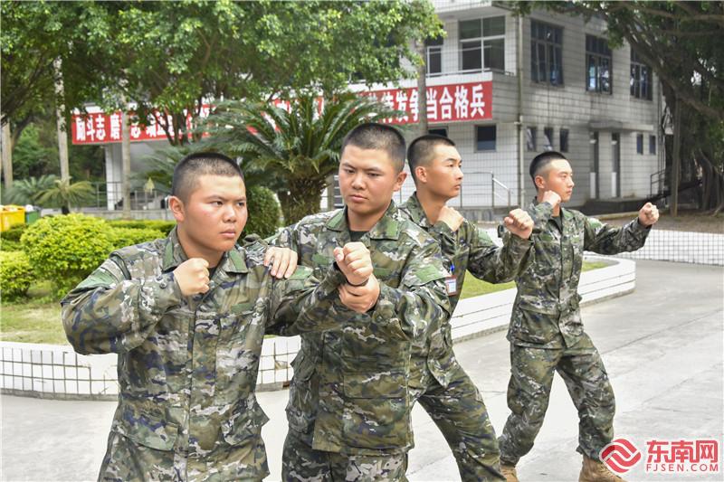 4、哥哥陳順安（右一）幫助弟弟陳順新（左一）糾正擒敵動作（攝影：林煒東）.jpg