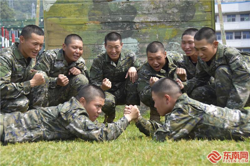 2、弟弟陳順新（左一）和哥哥陳順安（右一）訓練間隙比拼力量（攝影：胥偉夫）.jpg