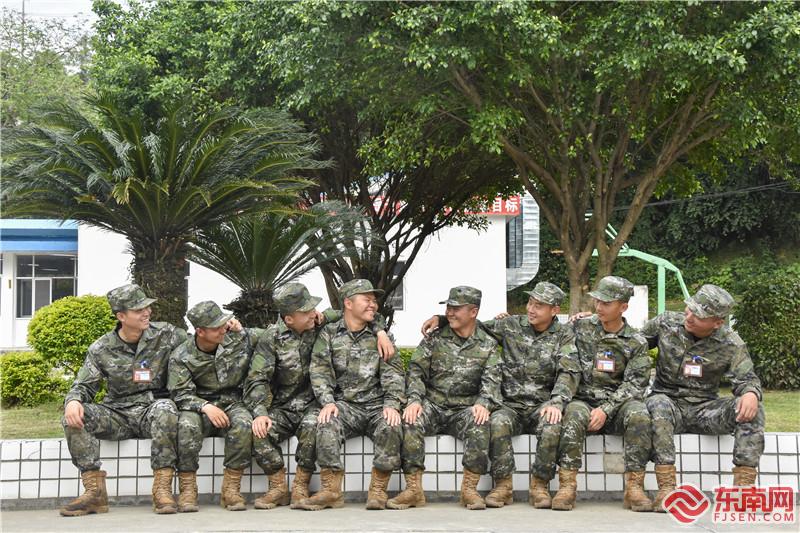 5、弟弟陳順新（左四）和哥哥陳順安（右四）與戰友們合影留念（攝影：胥偉夫）.jpg