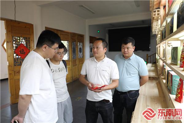 李文祥向游客介紹特色零食（右二）.jpg
