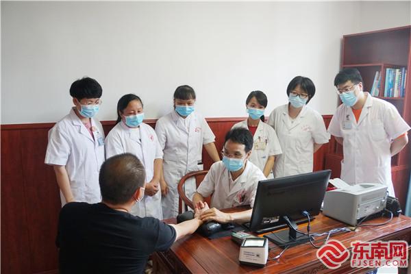 中醫“師帶徒”（林芳春 攝）.jpg