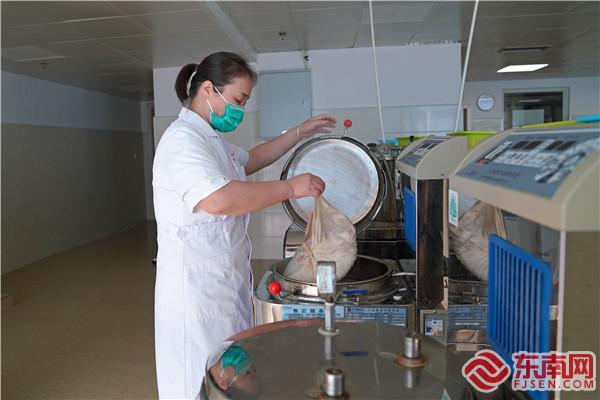 泰寧縣中醫院煎藥師拿出中藥包.jpg