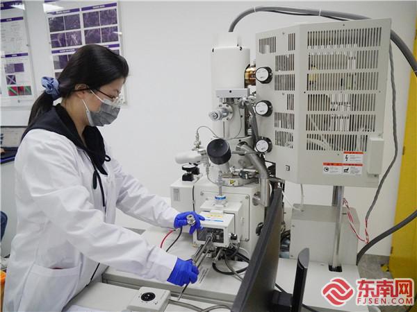 永清石墨烯研究院工作人員在檢測產品。劉惠萍 攝.jpg
