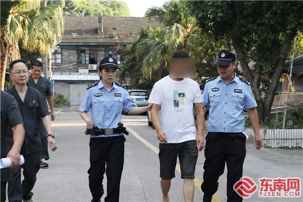 執(zhí)行干警將被執(zhí)行人帶到法院 (1).jpg