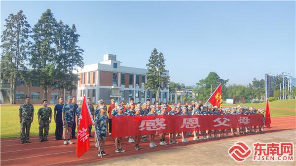 流縣退役軍人志愿者服務隊到清流縣中小學生實踐基地為夏令營的同學們舉行升國旗儀式 (3).jpg