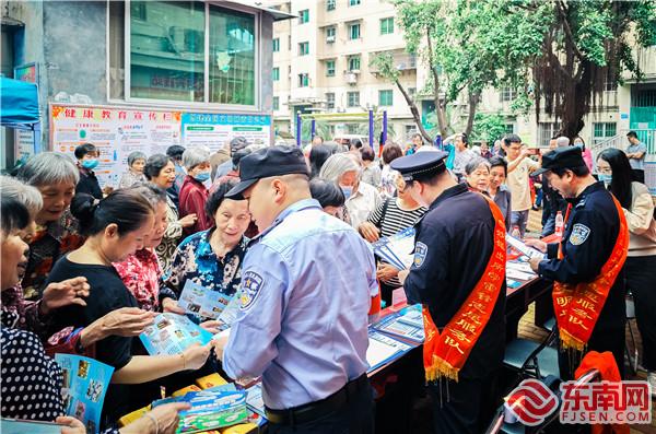 三明公安民警在開展反詐宣傳1.jpg