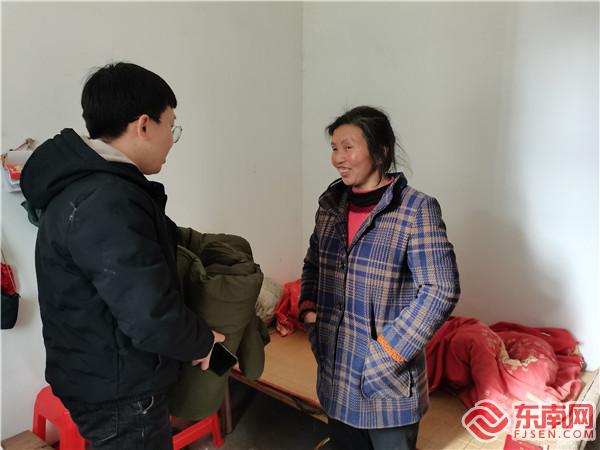 服務站工作人員為優撫對象吳先進送棉被，劉寶進攝.jpg