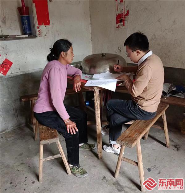 服務站工作人員到嚴流還家中開展談話調查,劉寶進攝.jpg