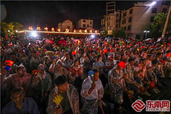 村民在家門口看晚會演出.jpg