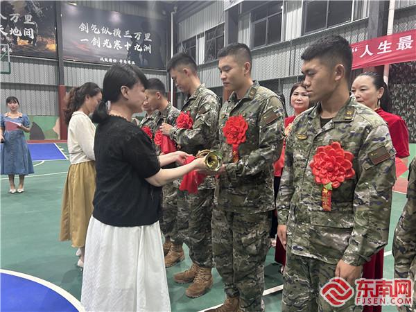 寧化縣婦聯(lián)主席為老兵贈(zèng)送軍號(hào)，拍攝者：邱桂鳳.jpg