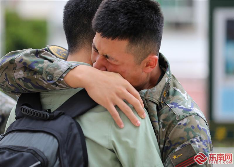 依依難舍戰友情（攝影：鐘煒俊）.jpg
