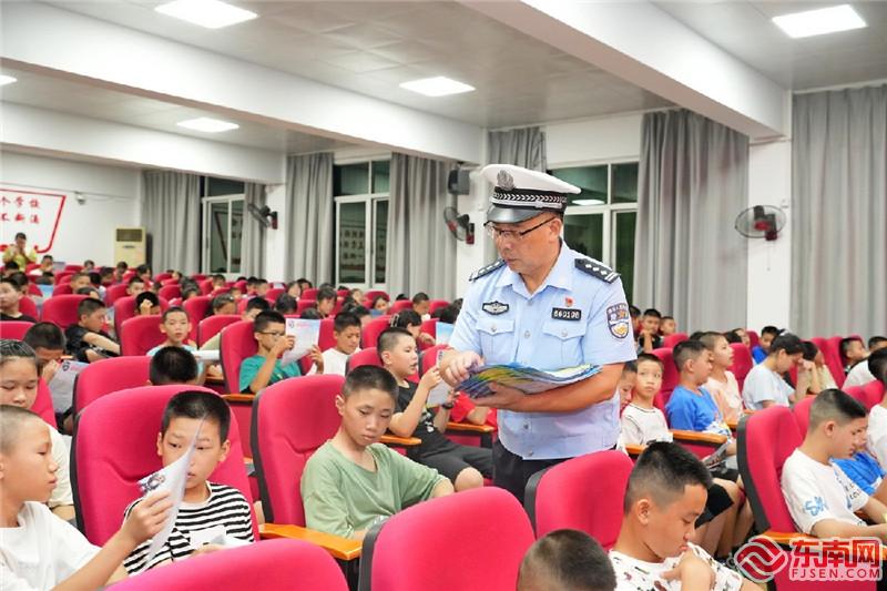 抓住新學期開學之際，三明公安民警為師生們廣泛宣傳交通安全知識，培養廣大師生自覺遵守良好交通習慣，上好“開學第一課”。.jpg