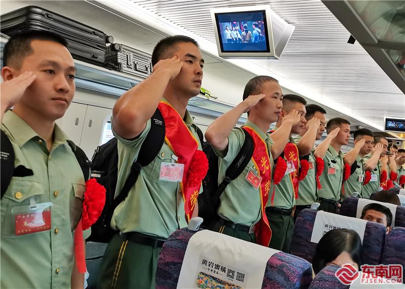 離別最后的軍禮（攝影：歐家程）.jpg