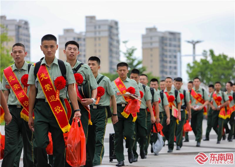 退伍老兵們奔赴祖國各方（攝影：歐家程）.jpg