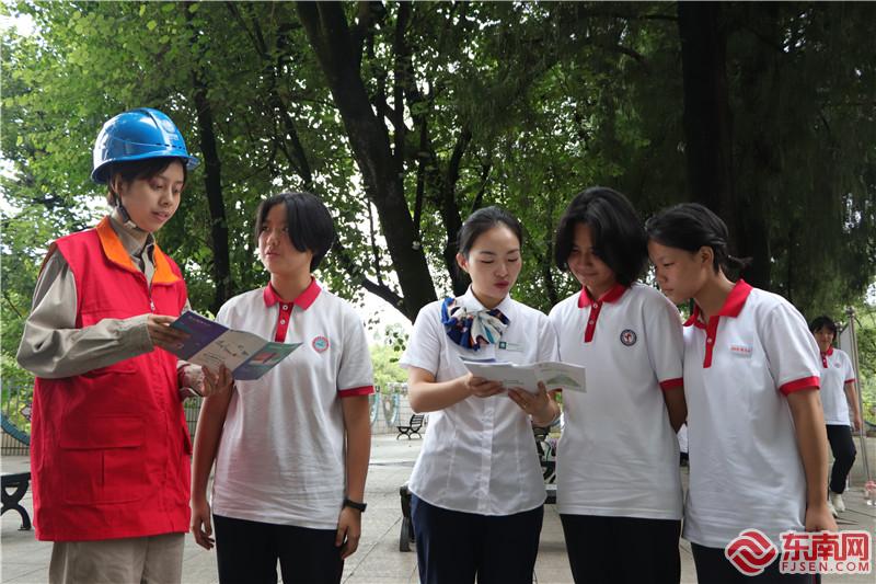8月29日，國網永安市供電公司組織黨員服務隊走進永安市第九中學開展“安全用電進校園”安全知識宣傳活動及校園用電設施“健康體檢”。.jpg