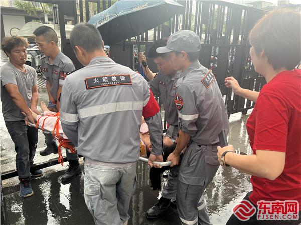 轉運待產孕婦，三明市火箭救援隊供圖4.jpg