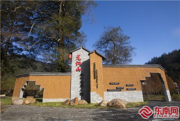 國家級自然保護區龍棲山康養小鎮入口。董觀生攝.jpg