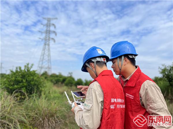 2022年9月8日，巫揚平在對35千伏線路進行無人機巡視。（右一）.jpg