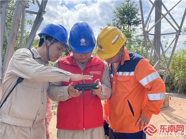 2023年9月13日，與高速人員一起交流無人機巡視檢查結果（左一）.jpg