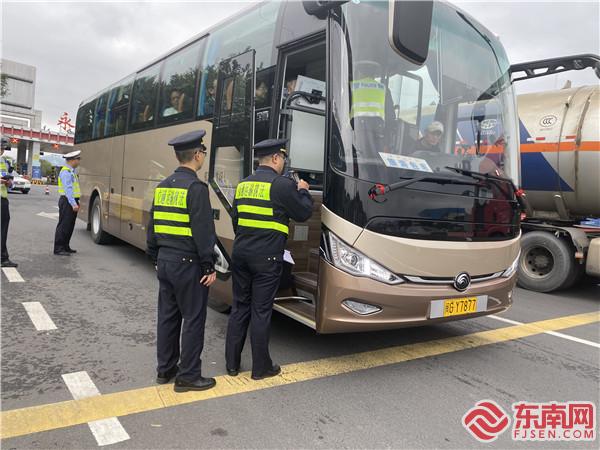客運車輛聯合執法檢查.jpg