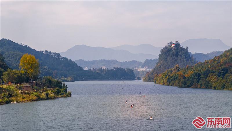 選手們在旖旎的風光中暢劃，途經常口村，向終點沖去。楊凱攝.jpg