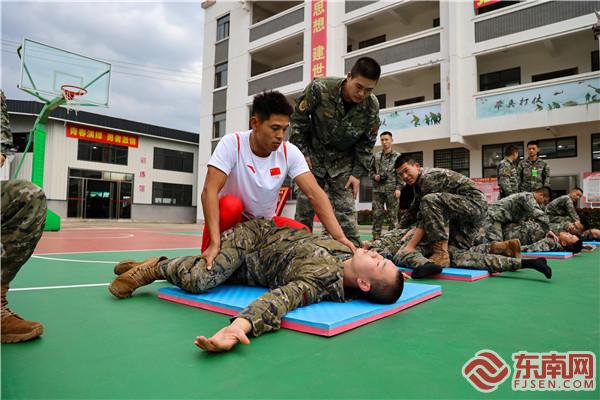 5、謝遠聰（左一）為官兵示范拉伸動作.jpg