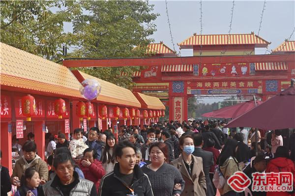美食展現(xiàn)場氛圍熱烈（張凌欣）.jpg