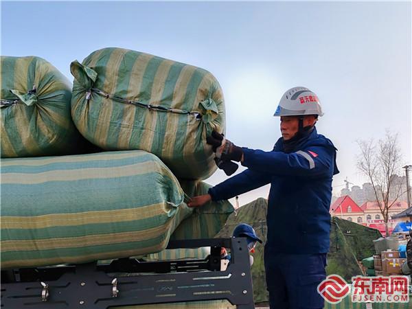 圖為建寧法院干警龍森懷裝卸救災物資.jpg