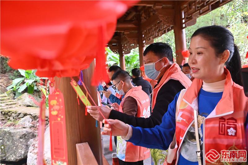 在聚福橋上游客駐足猜“福”內(nèi)容燈謎.jpg