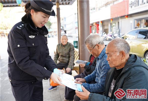 干警發放宣傳冊.jpg