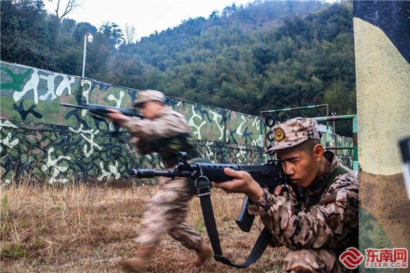 6 新兵正在進行單兵戰斗動作訓練（攝影：楊海鋒）.jpg