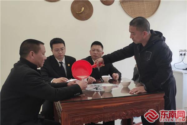 一起合同糾紛忠，李全華法官借助擂茶過程中體現的“合”字，通過講法、講理、講情，最終促使雙方達成和解。2.jpg