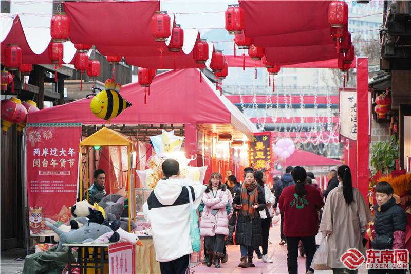 市民和游客漫步在古街選購.jpg