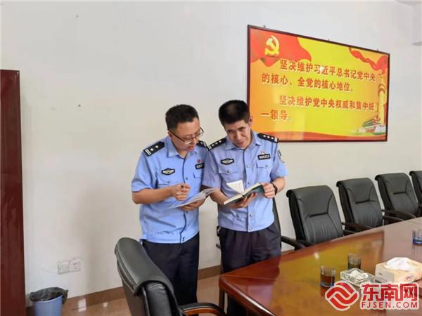 劉海輝虛心向同事請教專業知識現場（拍攝：桂學榮）.jpg