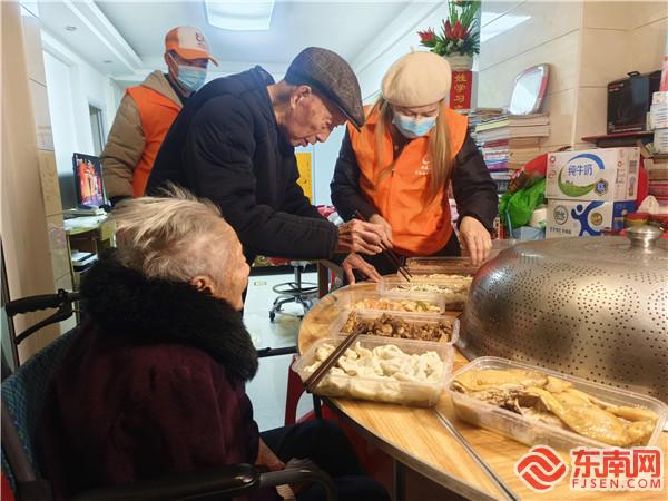 把年夜飯送到老人家中.jpg