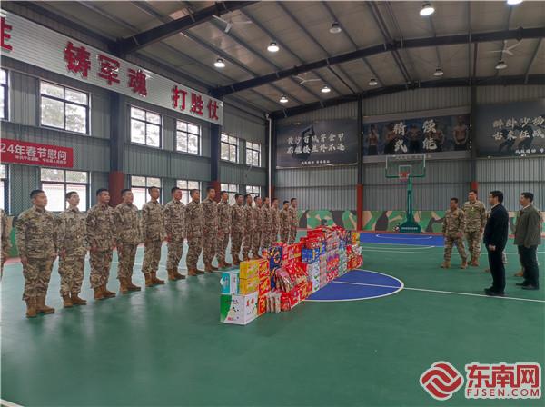 寧化縣縣委書記走訪慰問武警中隊，拍攝：余鏈.jpg