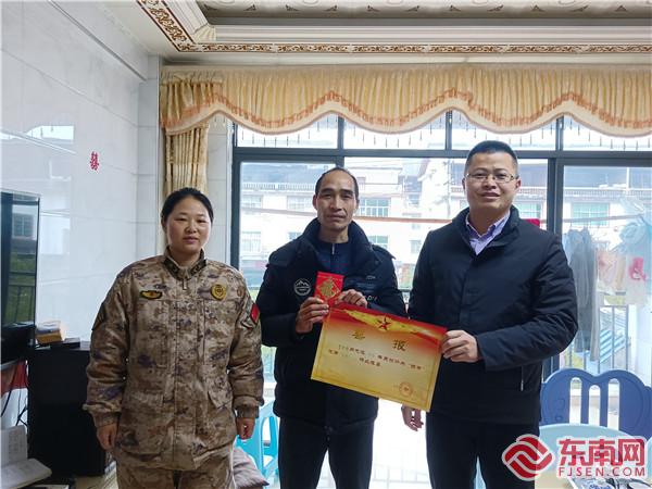 治平畬族鄉(xiāng)退役軍人服務(wù)站開展新春走訪慰問和送喜報活動，拍攝：曾書媛.jpg