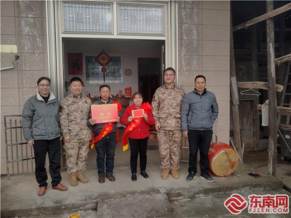 城郊鎮(zhèn)退役軍人服務(wù)站開展新春走訪慰問和送喜報活動，拍攝：張尚平.jpg