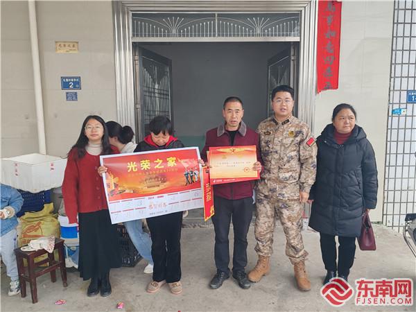 石壁鎮(zhèn)退役軍人服務(wù)站開展新春走訪慰問和送喜報活動，拍攝：楊清明.jpg