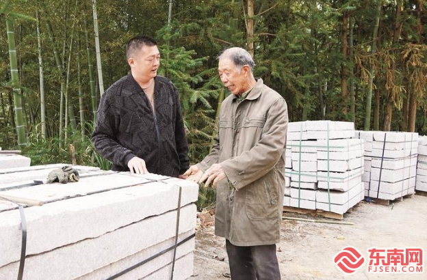 王立灶（右一）向林義鋁介紹修路情況.png