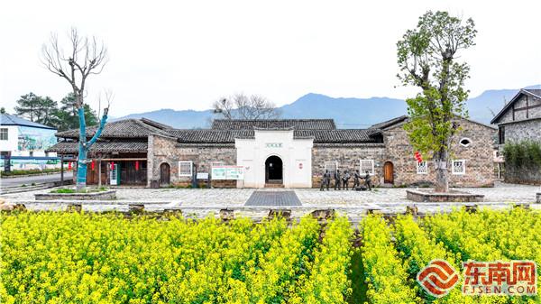 紅軍醫(yī)院舊址與金黃的油菜花交相輝映。黃尉峰攝.jpg