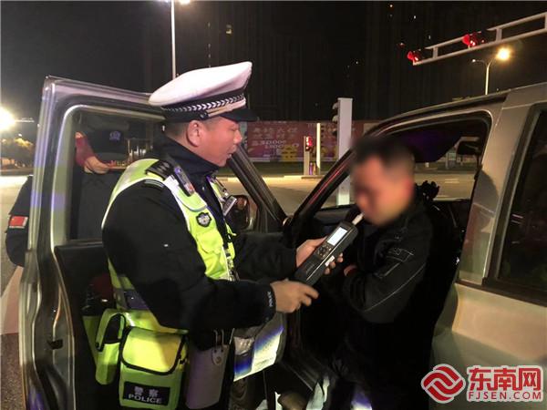 圖為：民警在現場對男子進行呼氣式酒精檢驗。沙縣公安供圖.jpg