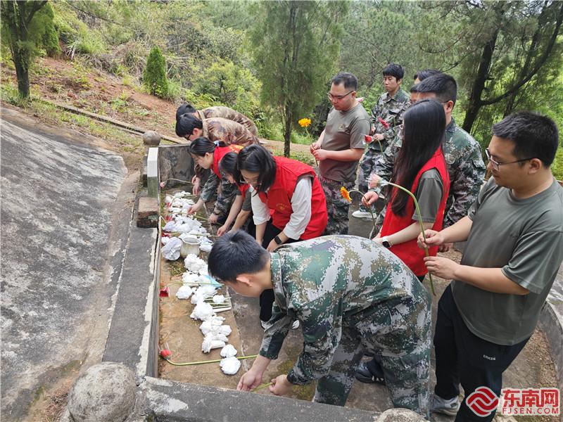 清流縣靈地鎮年輕干部祭掃烈士墓，清流縣退役軍人事務局供圖.jpg