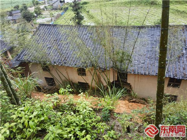 古鏞鎮桃村鐘厝62號宅后地質災害隱患點存在變形跡象.jpg