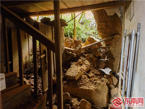 古鏞鎮桃村鐘厝62號宅后邊坡滑坡造成房屋損壞.jpg