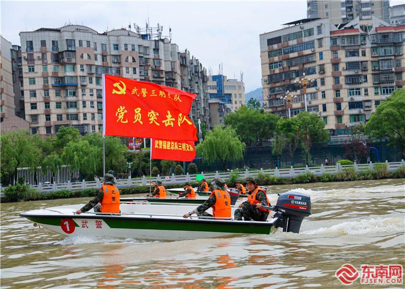 13、圖為武警官兵開展沖鋒舟操作水上訓練（攝影：鐘煒俊）.jpg