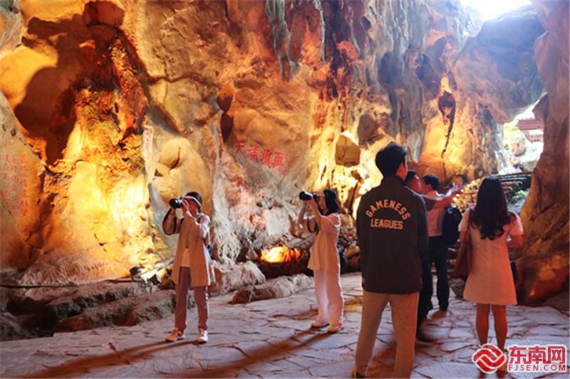 “網絡名人看福建·如畫三明”采風團考察了滴水巖紅色旅游景區.jpg