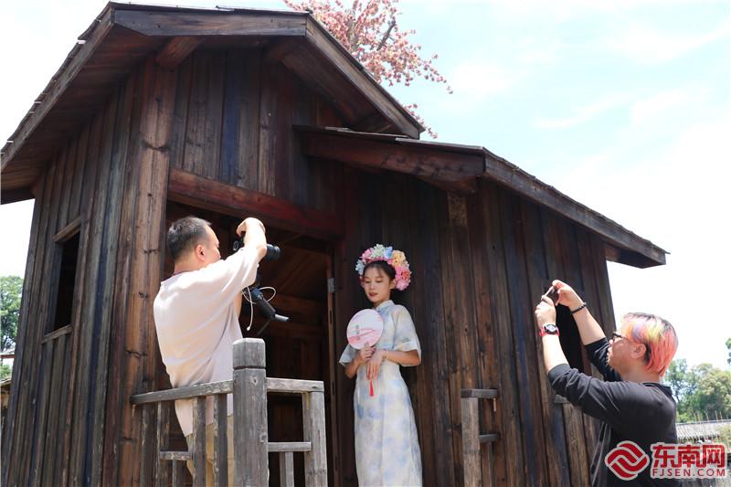 “網絡名人看福建·如畫三明”采風團在肖家山拍攝非遺文化簪花.jpg